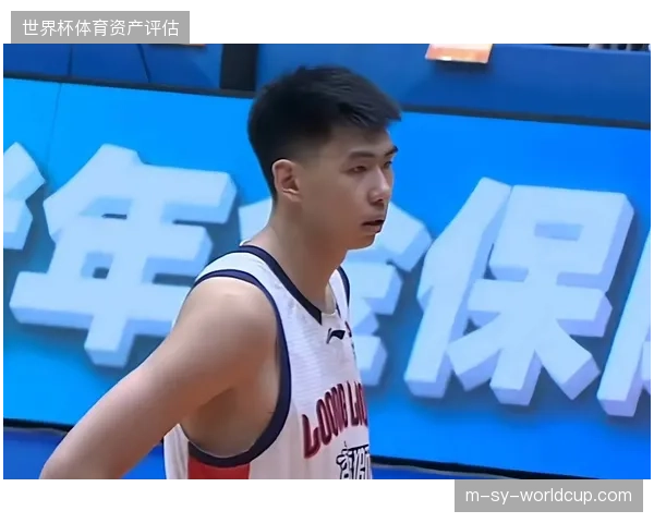 广州队中锋徐昕不仅在篮板保护上表现出色，其盖帽数据也位居联盟前列